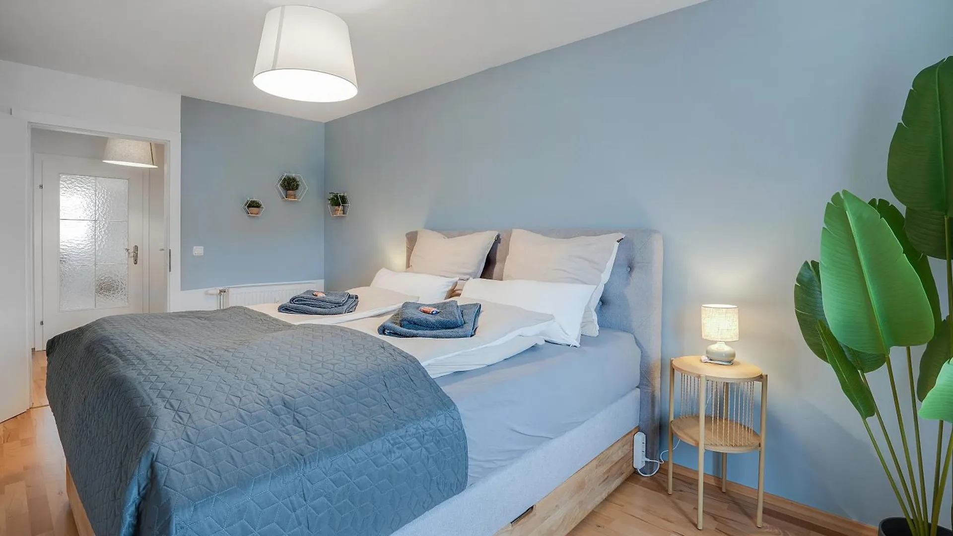 Urban Jungle Design - Historic City Center With Free Parking & Panoramic View By Hero Homes Graz