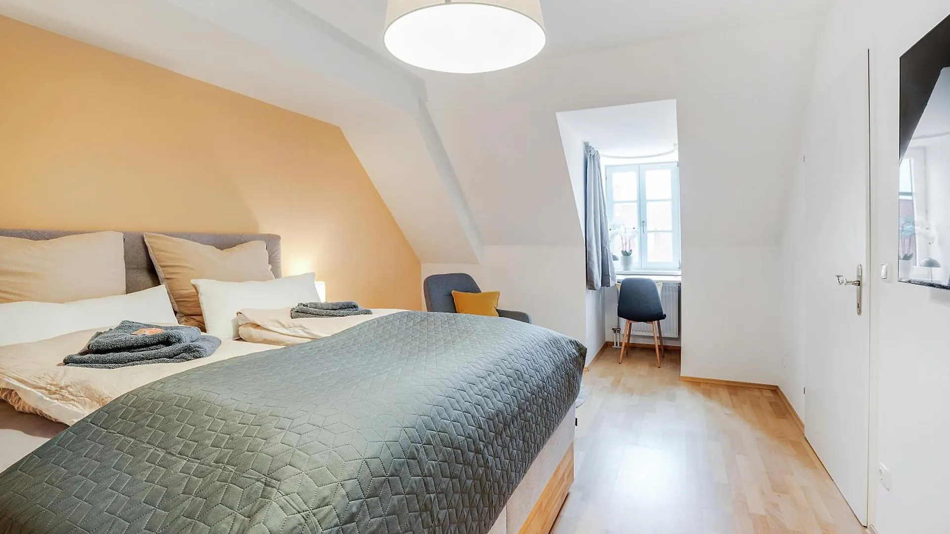 Apartment Urban Jungle Design - Historic City Center With Free Parking & Panoramic View By Hero Homes Graz