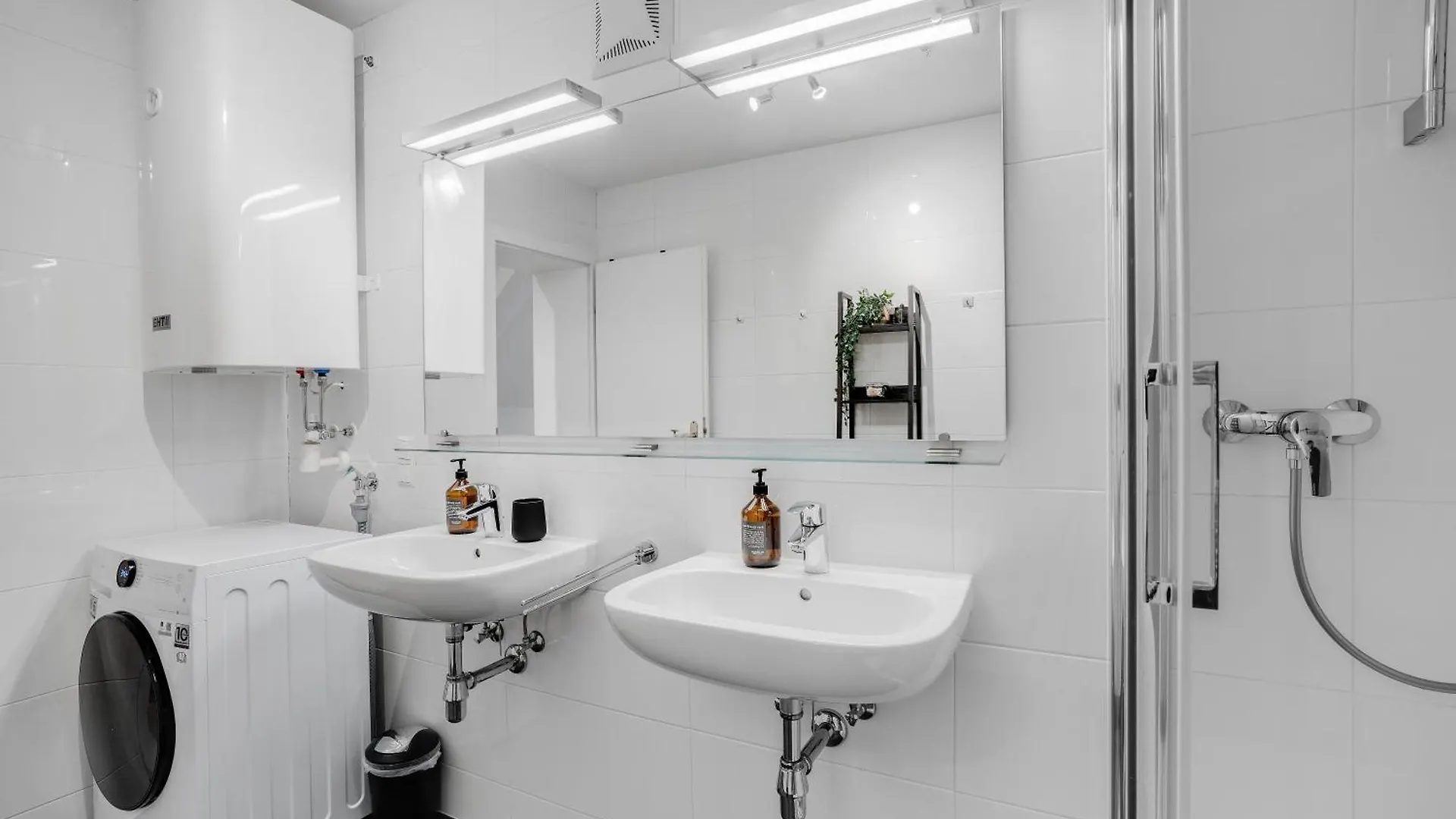 Urban Jungle Design - Historic City Center With Free Parking & Panoramic View By Hero Homes Graz Apartment